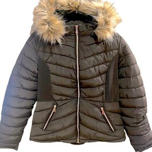 Women’s warm coat with hood. Olive green.